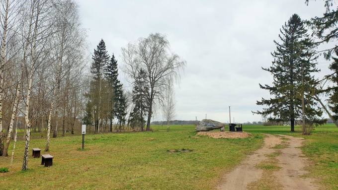 Paminklas Rinkūnų kaimo mokyklai Rinkūnų kaimo pakraštyje. Tomos Mikalajūnaitės nuotrauka, 2020
